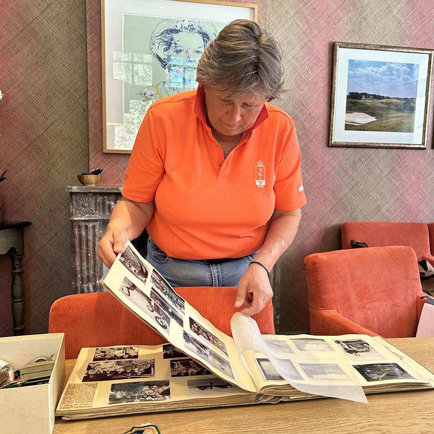 Emille Eschauzier bladert in de fotoboeken van haar moeder Annelies