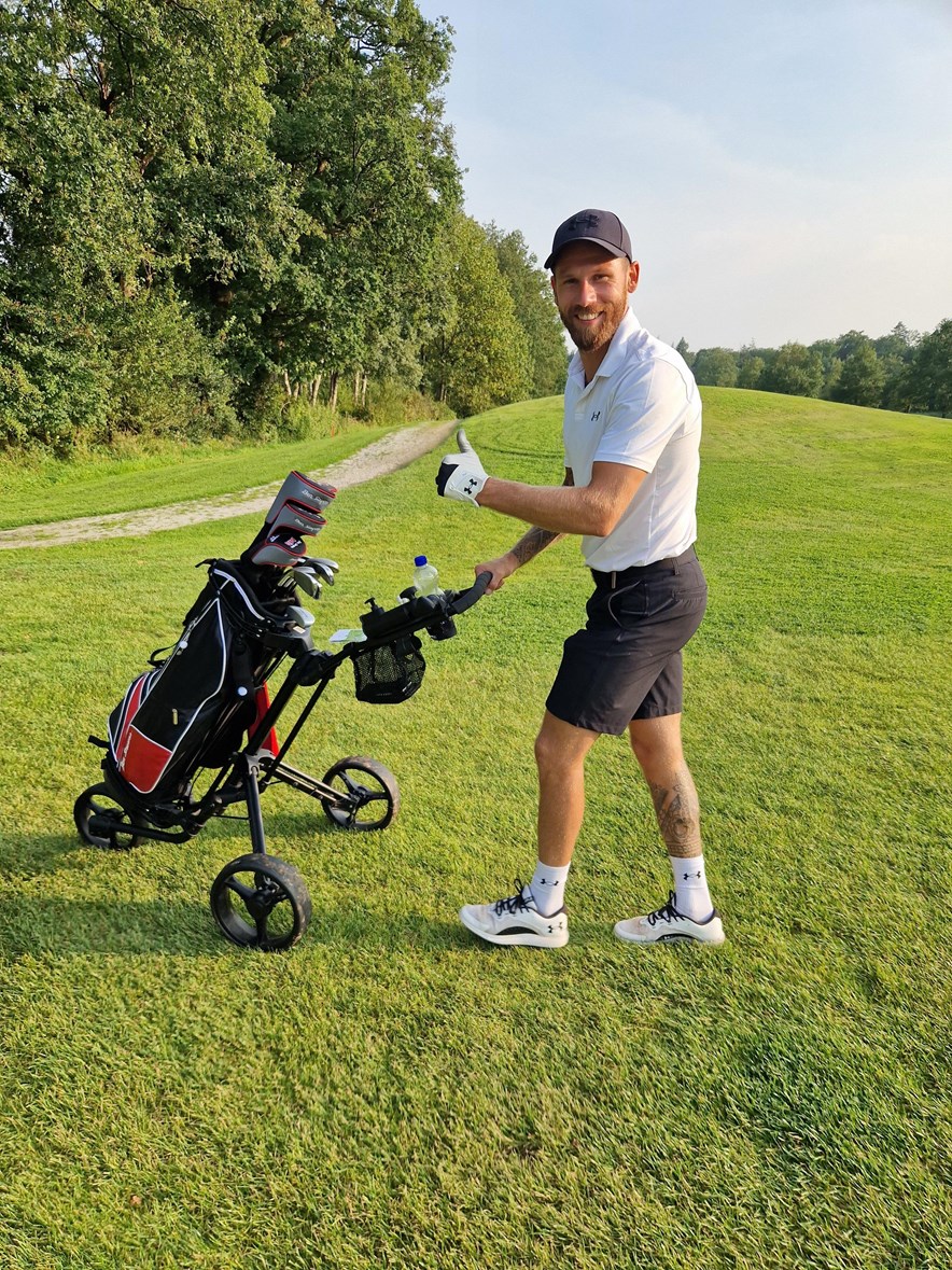 Bjorn is lekker aan het golfen 