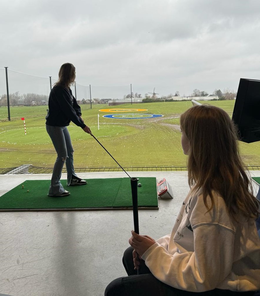 Maaike oefent met dochters