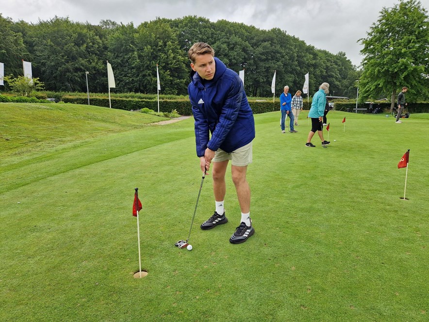 Evert Linthorst oefent het putten tijdens ANWB Golf Weekendcursus