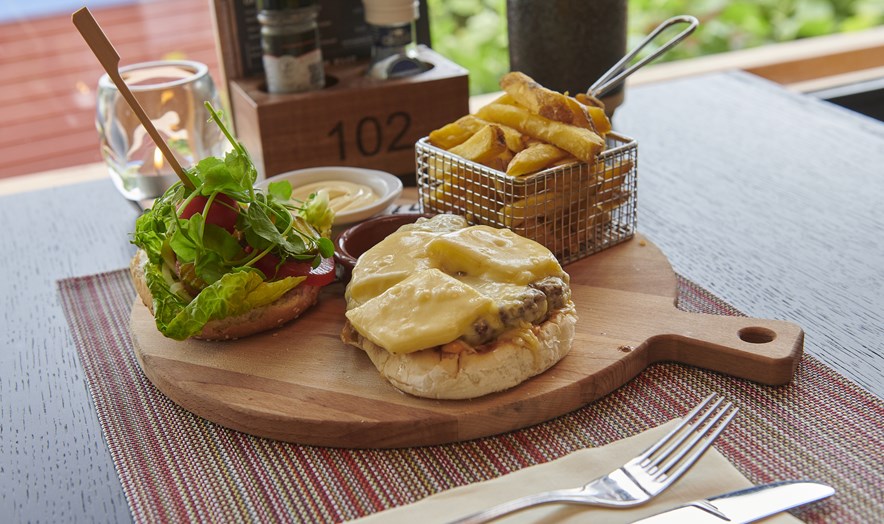 Hamburger bij Golfclub de Kromme Rijn