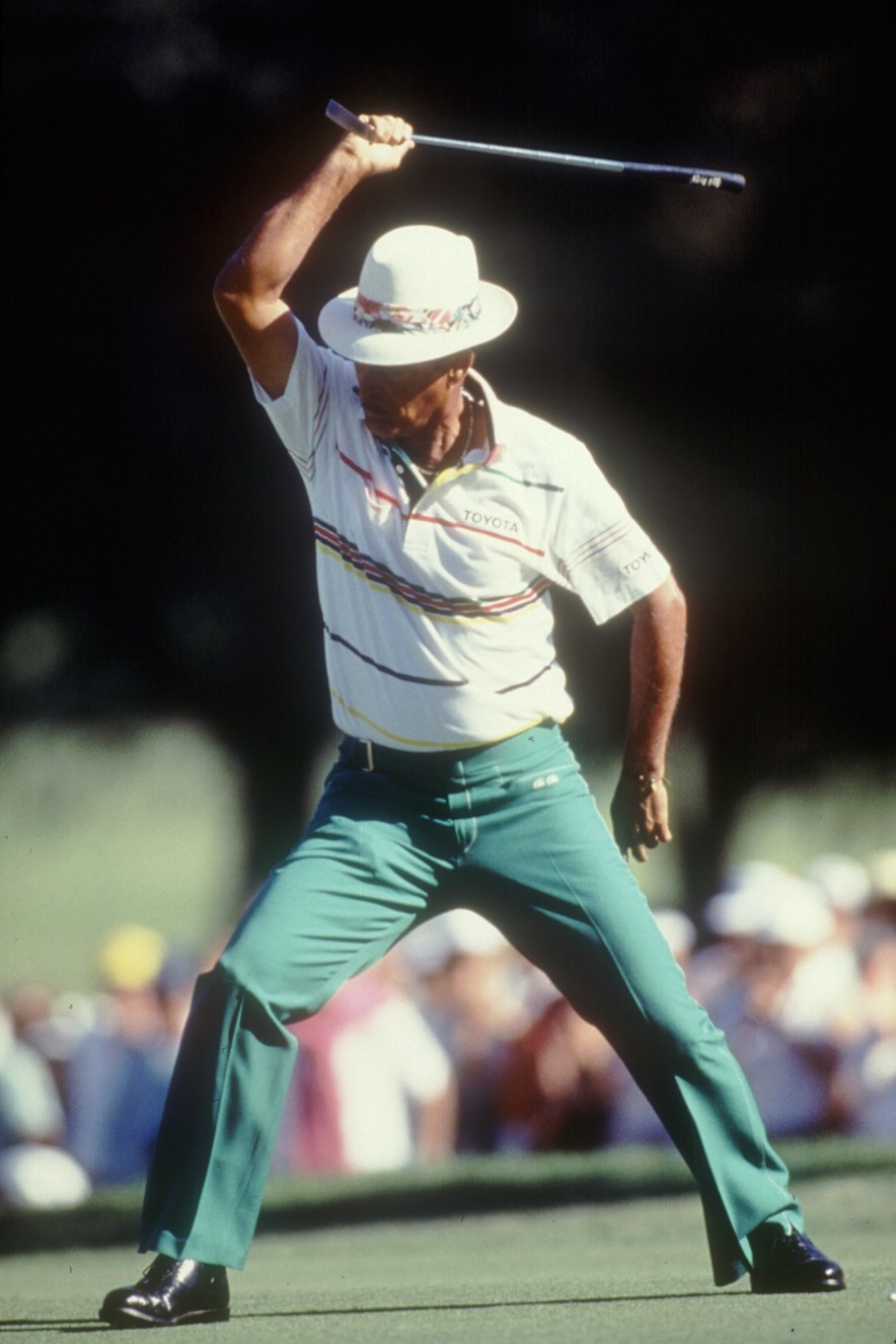 Chi Chi Rodriguez zwaait met zijn putter als een soort zwaard