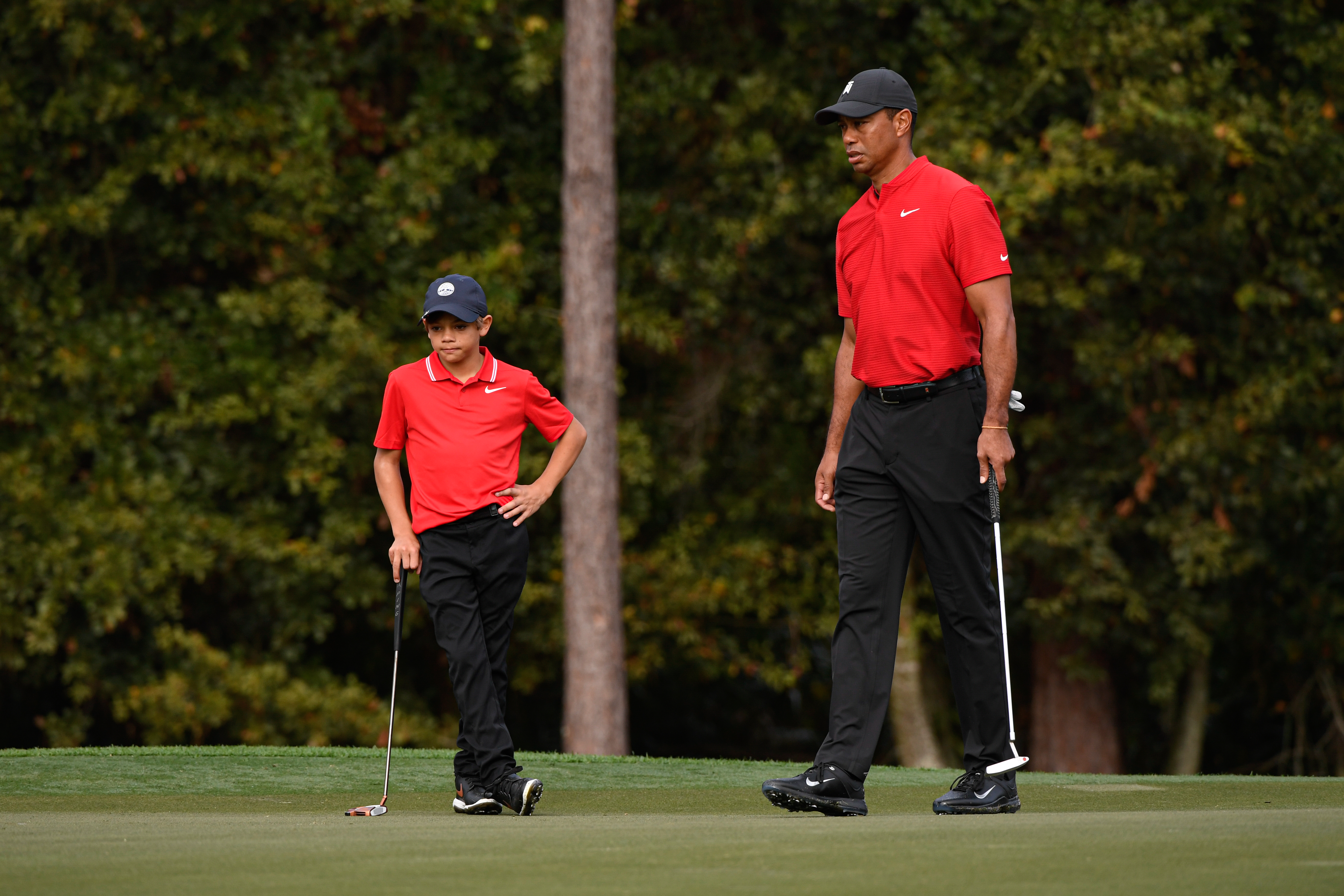 De Amerikaanse topgolfer Tiger Woods met zijn zoon Charlie bij het PNC Championship 2020