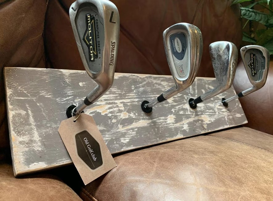 kapstok gemaakt van golflcubs