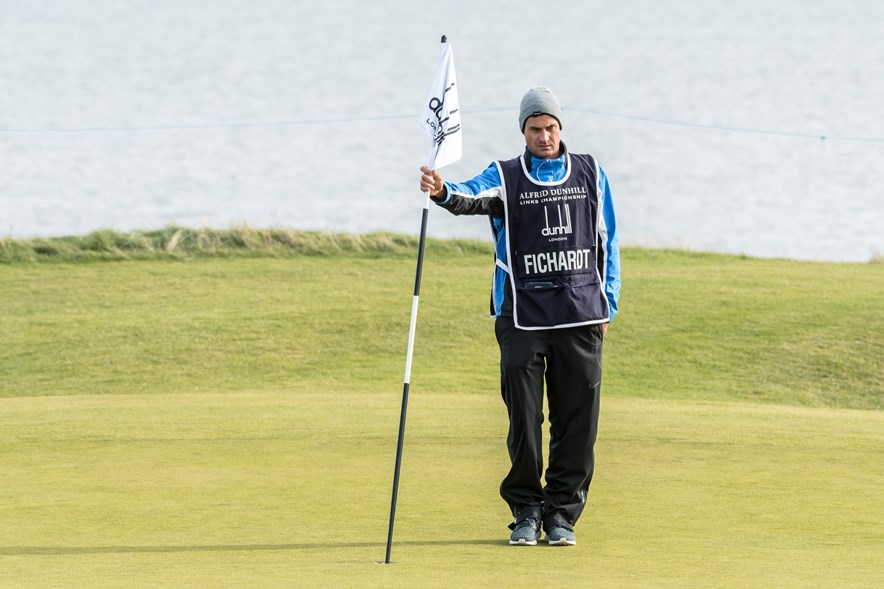 Caddie bewaakt vlag