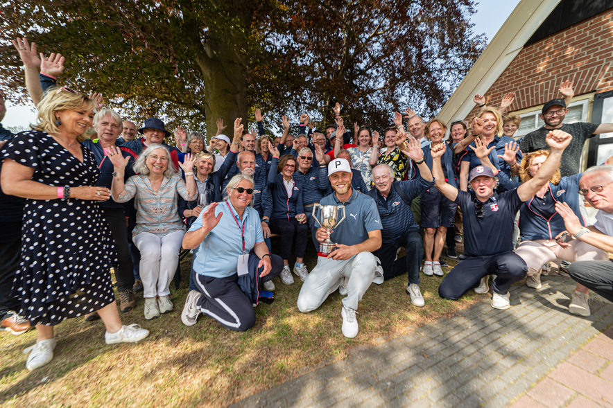 Challenge Trophy: Winnaar Svensson met vrijwilligers