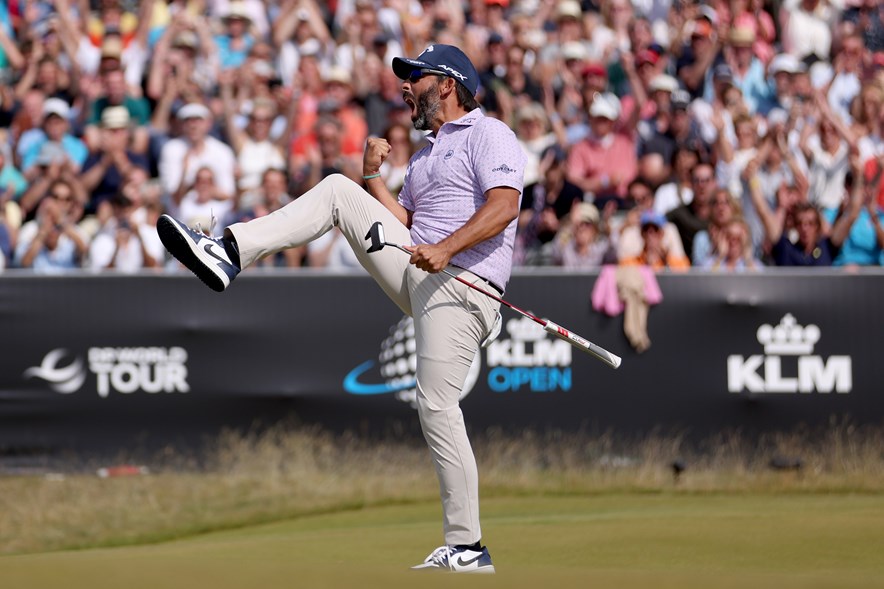 Pablo Larrazabal viert de winst in het KLM Open