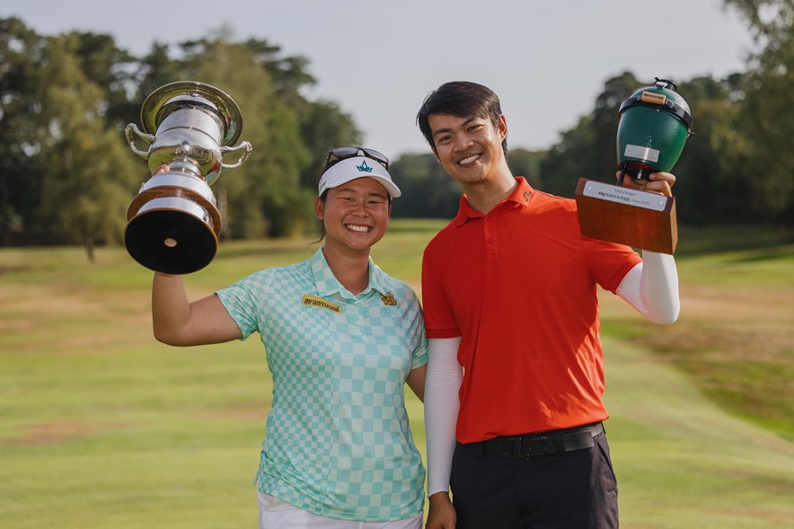 De Thaise topgolfster Trichat Cheenglab met haar vriend en tevens caddie na winnen Big Green Egg Open 2023 op de Hilversumsche