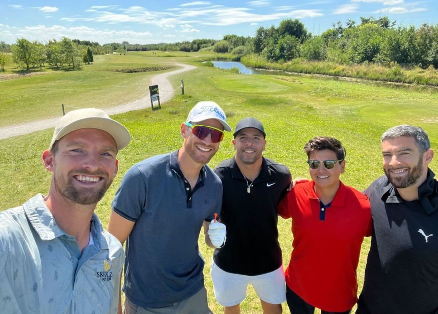 Beachvolleyballers op de golfbaan